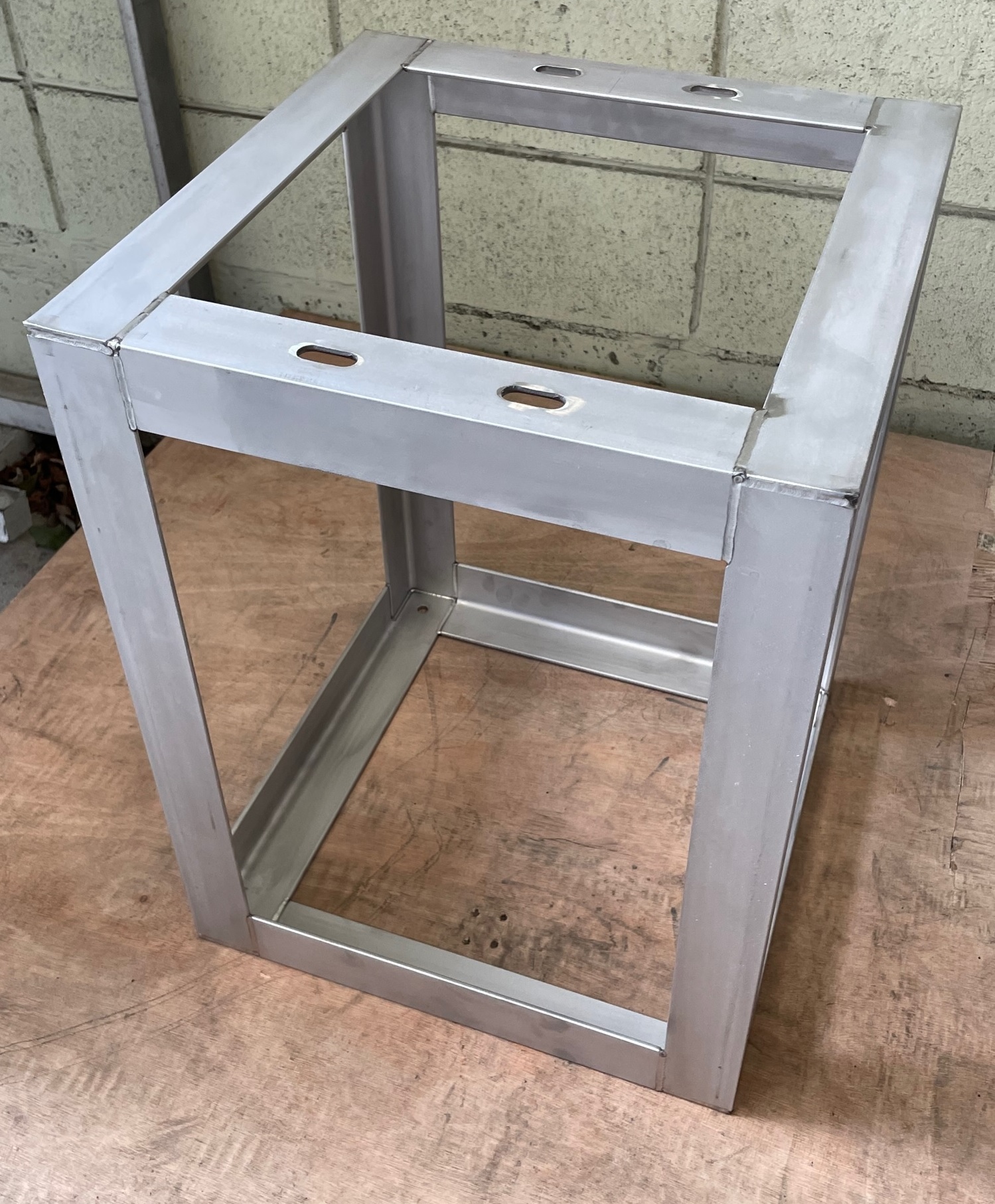 配管支持架台 | タカヤマ金属工業株式会社｜中大規模木造建築金物(CLT)・床パネルシステム